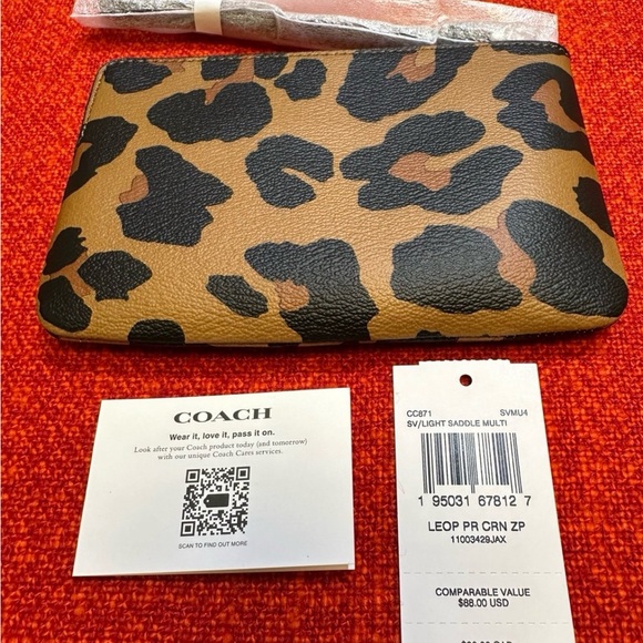 ❤️❤️New coach wristlet/wallet with leopard print❤️ - Picture 7 of 15